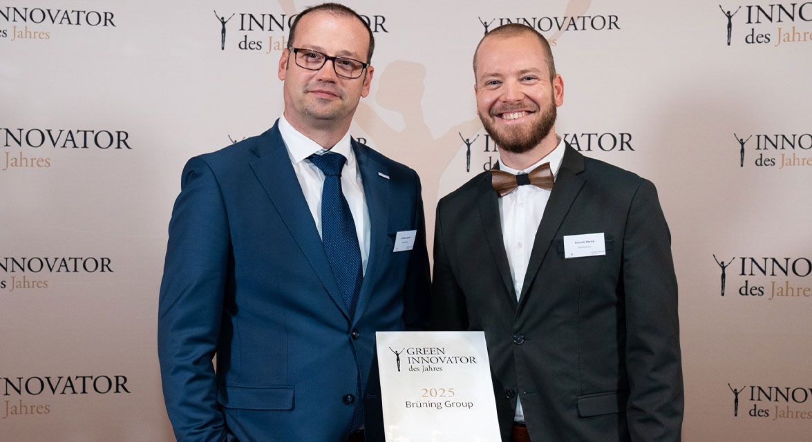 Christian Kuntze und Florentin Morick bei der Innovator des Jahres Preisverleihung mit der Green Innovator Urkunde für die Brüning Group