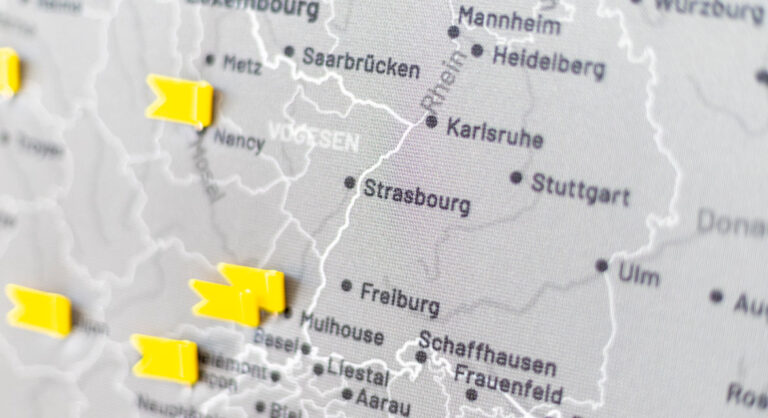 EIN BLICK AUF DEN FRANZÖSISCHEN ALTHOLZMARKT