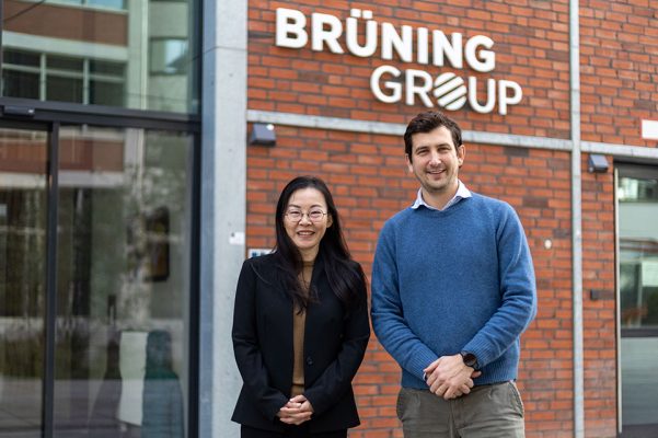 Emma Wang links neben Maximilian Rehder als Repräsentant:innen von Brüning Group und Melchers Group