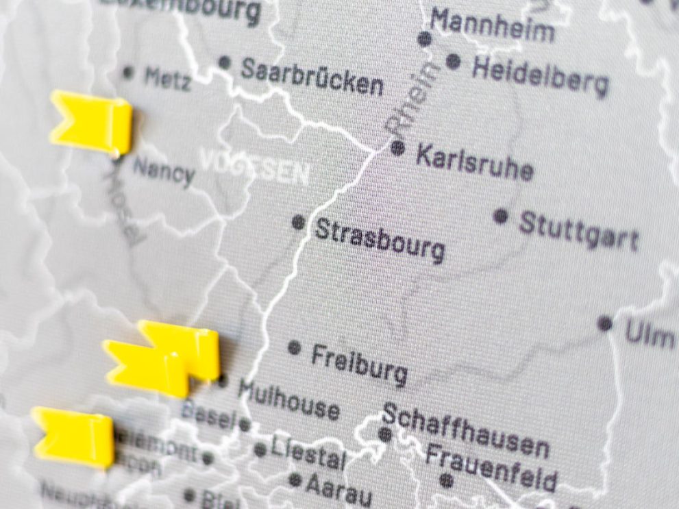 Graue Landkarte mit gelben Pins und Fokus auf Strasbourg, wo 2026 das internationale BAV-Meeting stattfand, um unter anderem den Altholzmarkt in Frankreich zu diskutieren