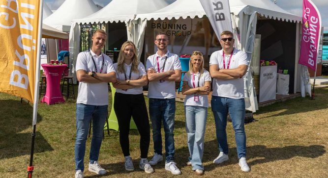 Brüning Group Team der Units Rinde, Nawaro und Agrar vor dem Stand auf der Tarmstedter Ausstellung 2026