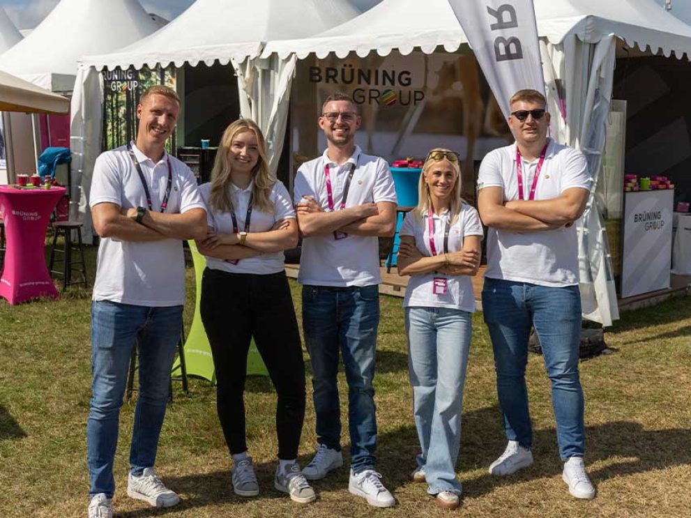 Brüning Group Team der Units Rinde, Nawaro und Agrar vor dem Stand auf der Tarmstedter Ausstellung 2026