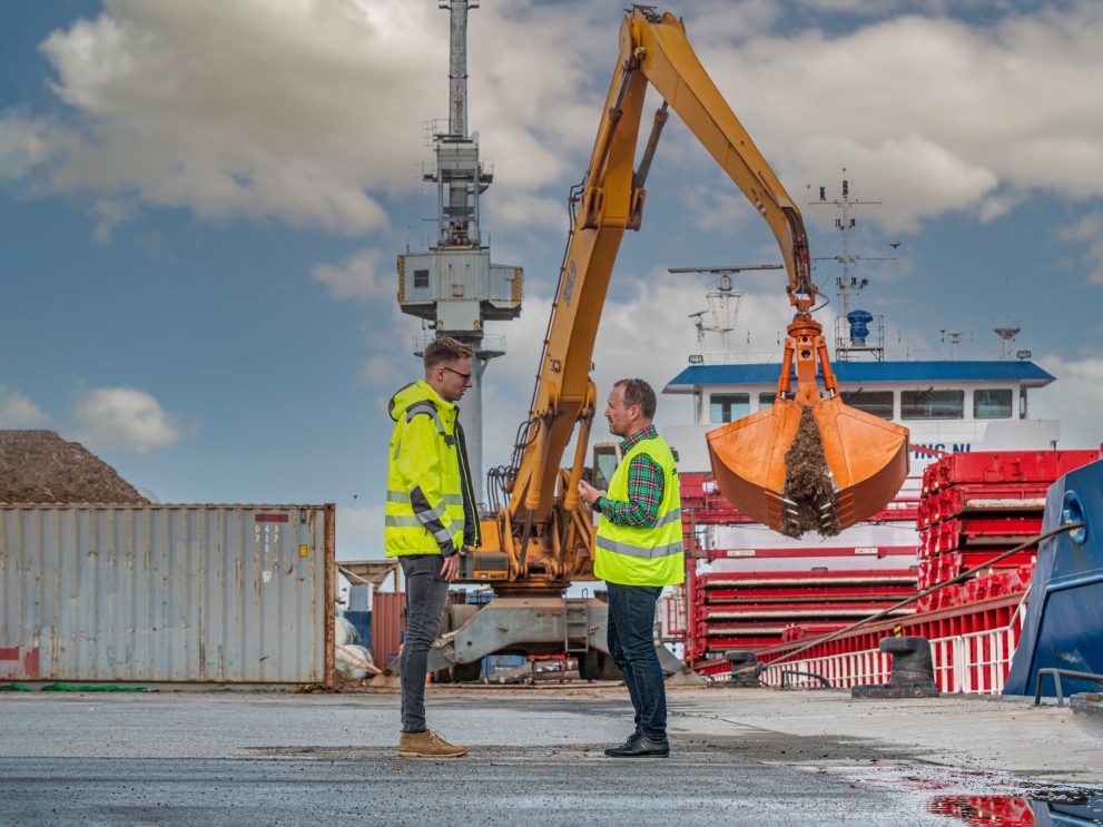 waste_wood_ship_loading